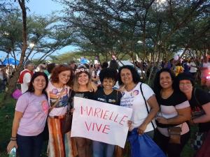 Eliceuda (a quinta da esquerda para a direita) em Manifestação das Mulheres rumo ao Congresso Nacional, no dia internacional das mulheres.